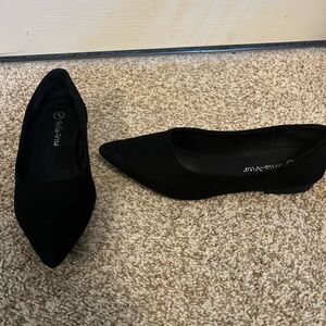 Bella Vita Black Flats Sleek Comfortable Design